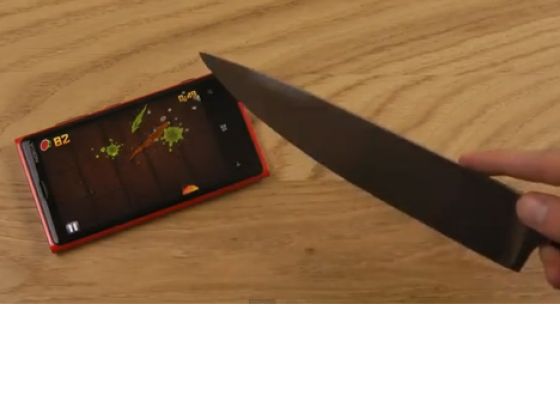 Nokia Lumia 920 Bıçakla Ekran Testi
